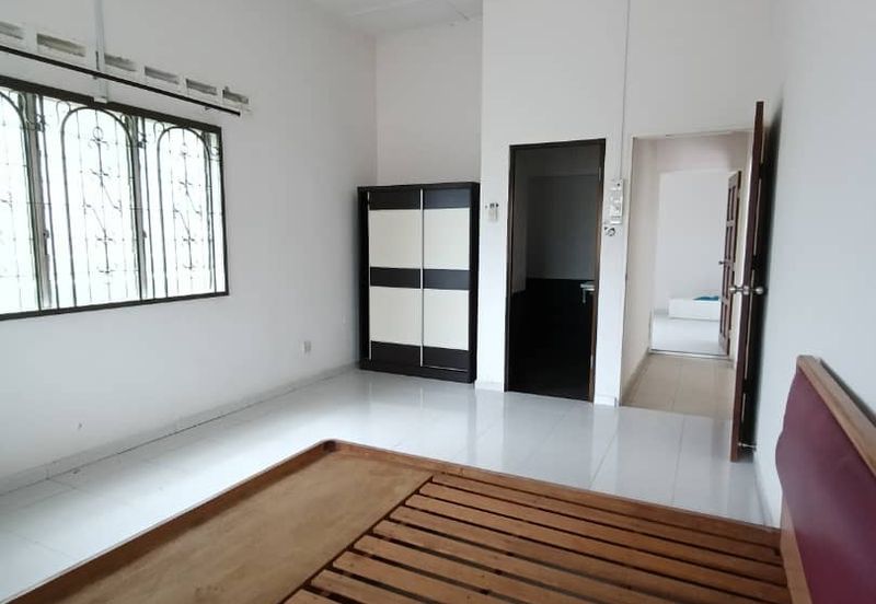 Kulai / Jalan Sekolah Cina / Single Storey bungalow 2 Unit / 靠近古来华小,两间地大10,000 sqft，环境舒适 适合大家庭居住，也适合做孤儿院，老人院等