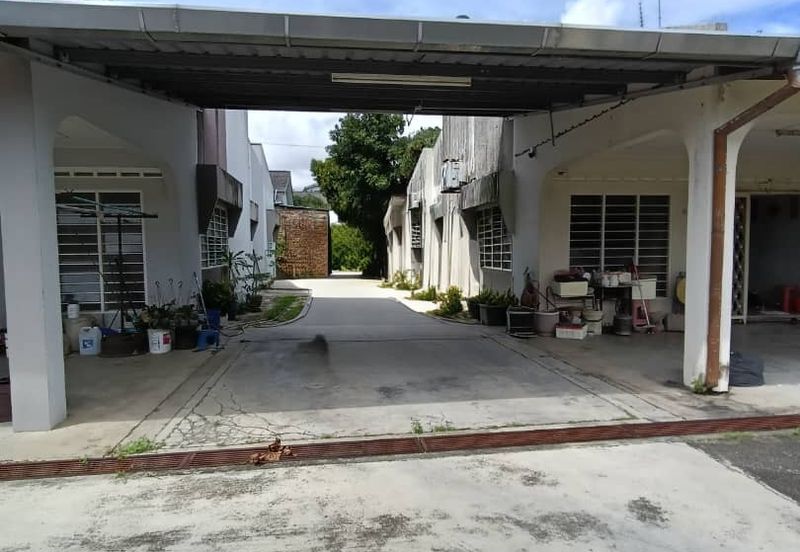 Kulai / Jalan Sekolah Cina / Single Storey bungalow 2 Unit / 靠近古来华小,两间地大10,000 sqft，环境舒适 适合大家庭居住，也适合做孤儿院，老人院等