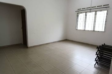 Kulai / Jalan Sekolah Cina / Single Storey bungalow 2 Unit / 靠近古来华小,两间地大10,000 sqft，环境舒适 适合大家庭居住，也适合做孤儿院，老人院等