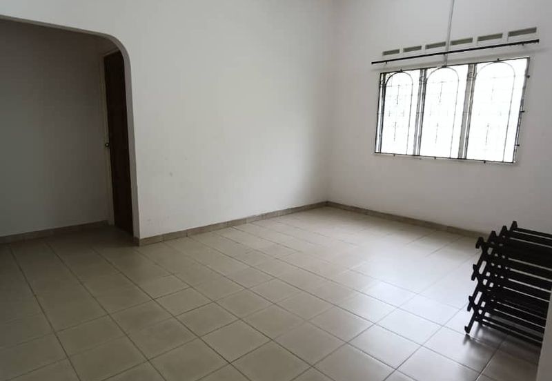 Kulai / Jalan Sekolah Cina / Single Storey bungalow 2 Unit / 靠近古来华小,两间地大10,000 sqft，环境舒适 适合大家庭居住，也适合做孤儿院，老人院等