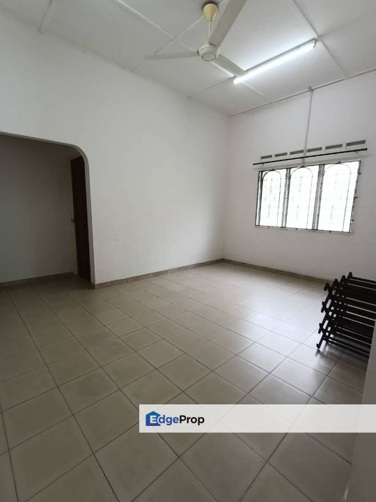 Kulai / Jalan Sekolah Cina / Single Storey bungalow 2 Unit / 靠近古来华小,两间地大10,000 sqft，环境舒适 适合大家庭居住，也适合做孤儿院，老人院等, Johor, Kulai