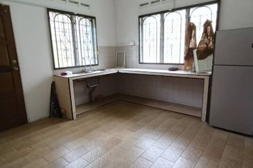 Kulai / Jalan Sekolah Cina / Single Storey bungalow 2 Unit / 靠近古来华小,两间地大10,000 sqft，环境舒适 适合大家庭居住，也适合做孤儿院，老人院等