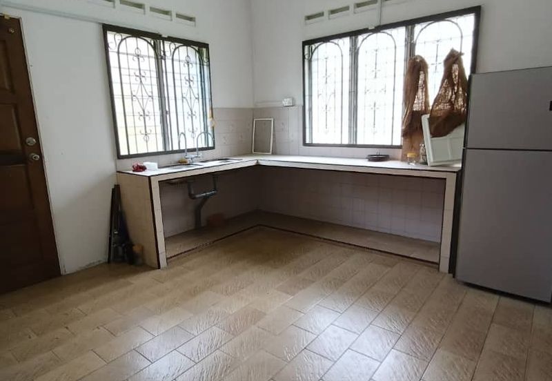 Kulai / Jalan Sekolah Cina / Single Storey bungalow 2 Unit / 靠近古来华小,两间地大10,000 sqft，环境舒适 适合大家庭居住，也适合做孤儿院，老人院等