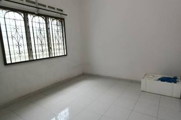Kulai / Jalan Sekolah Cina / Single Storey bungalow 2 Unit / 靠近古来华小,两间地大10,000 sqft，环境舒适 适合大家庭居住，也适合做孤儿院，老人院等