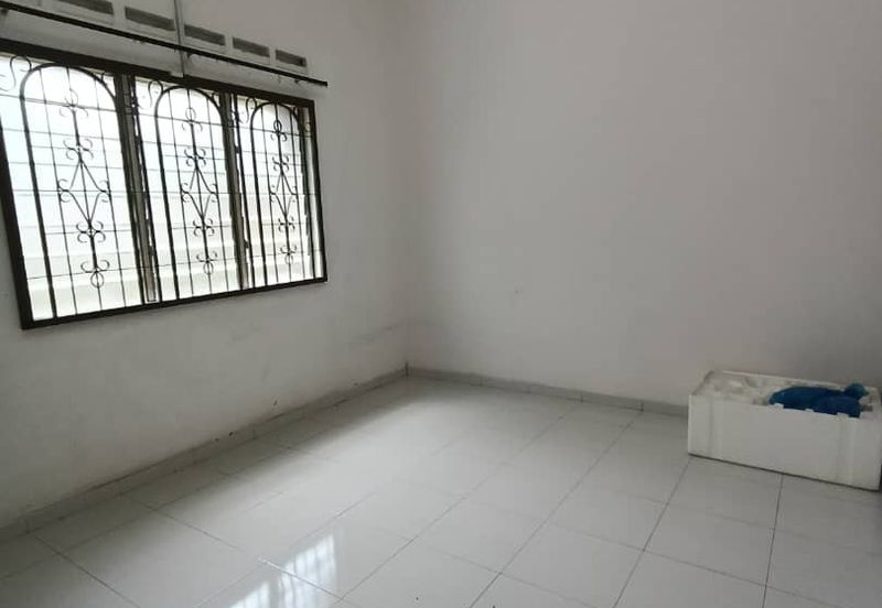 Kulai / Jalan Sekolah Cina / Single Storey bungalow 2 Unit / 靠近古来华小,两间地大10,000 sqft，环境舒适 适合大家庭居住，也适合做孤儿院，老人院等