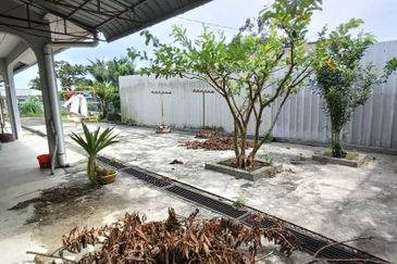 Kulai / Jalan Sekolah Cina / Single Storey bungalow 2 Unit / 靠近古来华小,两间地大10,000 sqft，环境舒适 适合大家庭居住，也适合做孤儿院，老人院等
