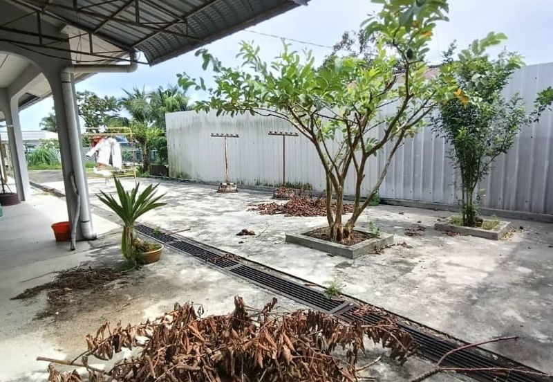 Kulai / Jalan Sekolah Cina / Single Storey bungalow 2 Unit / 靠近古来华小,两间地大10,000 sqft，环境舒适 适合大家庭居住，也适合做孤儿院，老人院等