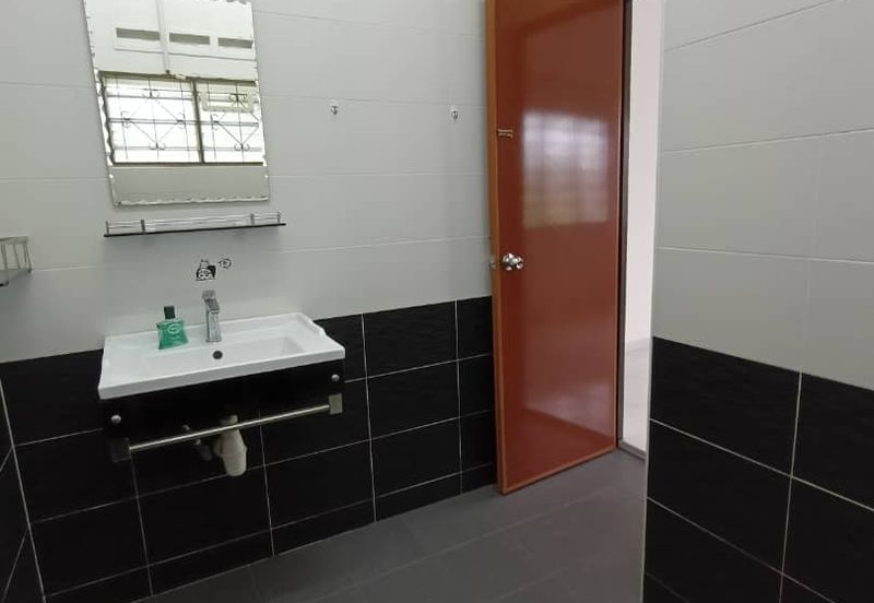 Kulai / Jalan Sekolah Cina / Single Storey bungalow 2 Unit / 靠近古来华小,两间地大10,000 sqft，环境舒适 适合大家庭居住，也适合做孤儿院，老人院等