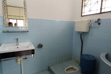 Kulai / Jalan Sekolah Cina / Single Storey bungalow 2 Unit / 靠近古来华小,两间地大10,000 sqft，环境舒适 适合大家庭居住，也适合做孤儿院，老人院等