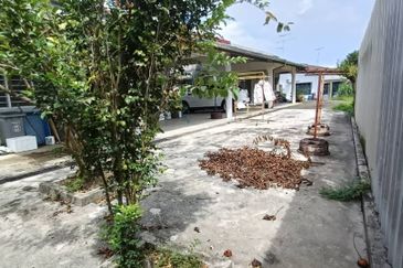 Kulai / Jalan Sekolah Cina / Single Storey bungalow 2 Unit / 靠近古来华小,两间地大10,000 sqft，环境舒适 适合大家庭居住，也适合做孤儿院，老人院等