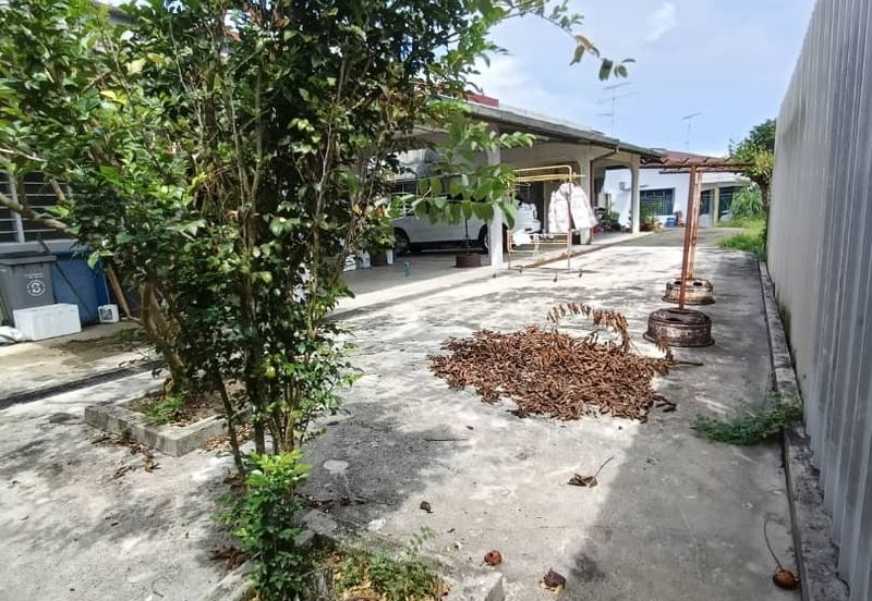 Kulai / Jalan Sekolah Cina / Single Storey bungalow 2 Unit / 靠近古来华小,两间地大10,000 sqft，环境舒适 适合大家庭居住，也适合做孤儿院，老人院等