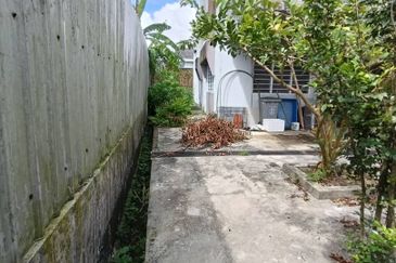 Kulai / Jalan Sekolah Cina / Single Storey bungalow 2 Unit / 靠近古来华小,两间地大10,000 sqft，环境舒适 适合大家庭居住，也适合做孤儿院，老人院等