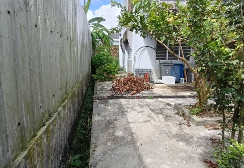 Kulai / Jalan Sekolah Cina / Single Storey bungalow 2 Unit / 靠近古来华小,两间地大10,000 sqft，环境舒适 适合大家庭居住，也适合做孤儿院，老人院等