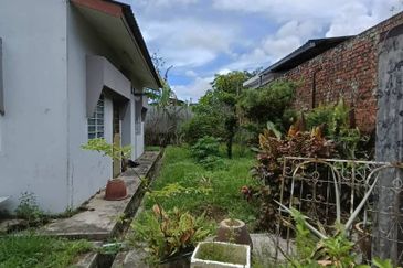 Kulai / Jalan Sekolah Cina / Single Storey bungalow 2 Unit / 靠近古来华小,两间地大10,000 sqft，环境舒适 适合大家庭居住，也适合做孤儿院，老人院等