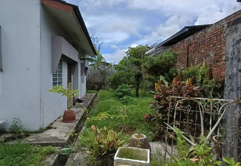 Kulai / Jalan Sekolah Cina / Single Storey bungalow 2 Unit / 靠近古来华小,两间地大10,000 sqft，环境舒适 适合大家庭居住，也适合做孤儿院，老人院等
