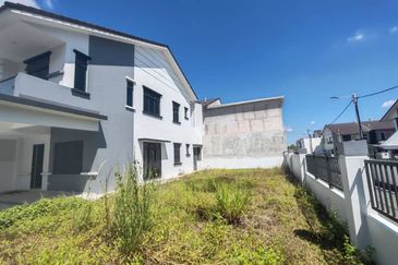 Kulai / Taman Lagenda Putra / Jalan Lagenda / Double Storey Cluster Corner 