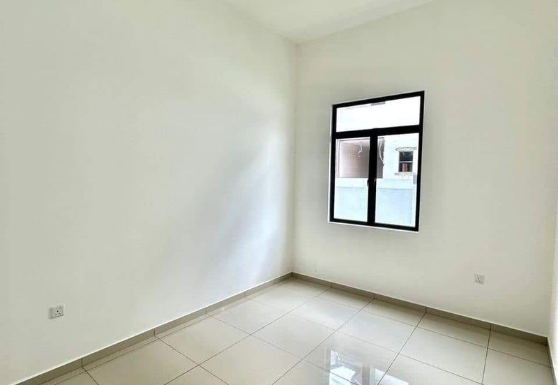 Kulai / Taman Lagenda Putra / Jalan Lagenda / Double Storey Cluster Corner 