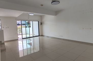 Kulai / Bandar Indahpura Crystal 2 /Jalan Cempaka 36/27