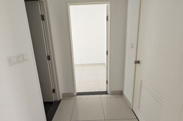 Kulai / Taman Puncak Kehijauan / Jalan Puncak Kehijauan 4 / Double Storey Terrace House / Gated & Guard / Original Brand New 