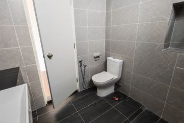 Kulai / Taman Puncak Kehijauan / Jalan Puncak Kehijauan 4 / Double Storey Terrace House / Gated & Guard / Original Brand New 