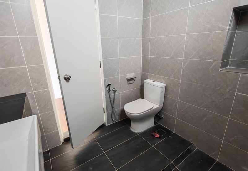 Kulai / Taman Puncak Kehijauan / Jalan Puncak Kehijauan 4 / Double Storey Terrace House / Gated & Guard / Original Brand New 