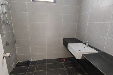 Kulai / Taman Puncak Kehijauan / Jalan Puncak Kehijauan 4 / Double Storey Terrace House / Gated & Guard / Original Brand New 