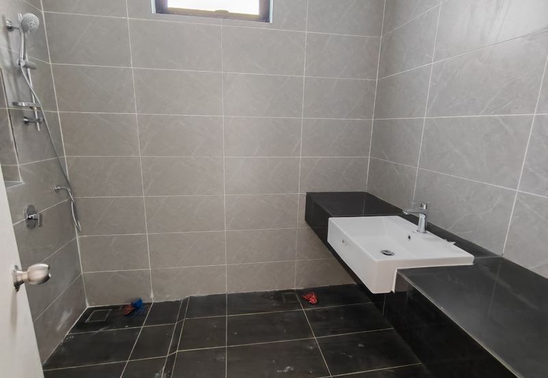 Kulai / Taman Puncak Kehijauan / Jalan Puncak Kehijauan 4 / Double Storey Terrace House / Gated & Guard / Original Brand New 