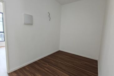 Kulai / Taman Puncak Kehijauan / Jalan Puncak Kehijauan 4 / Double Storey Terrace House / Gated & Guard / Original Brand New 