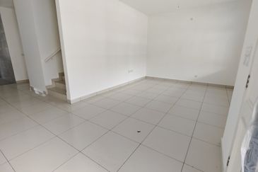 Kulai / Taman Puncak Kehijauan / Jalan Puncak Kehijauan 4 / Double Storey Terrace House / Gated & Guard / Original Brand New 