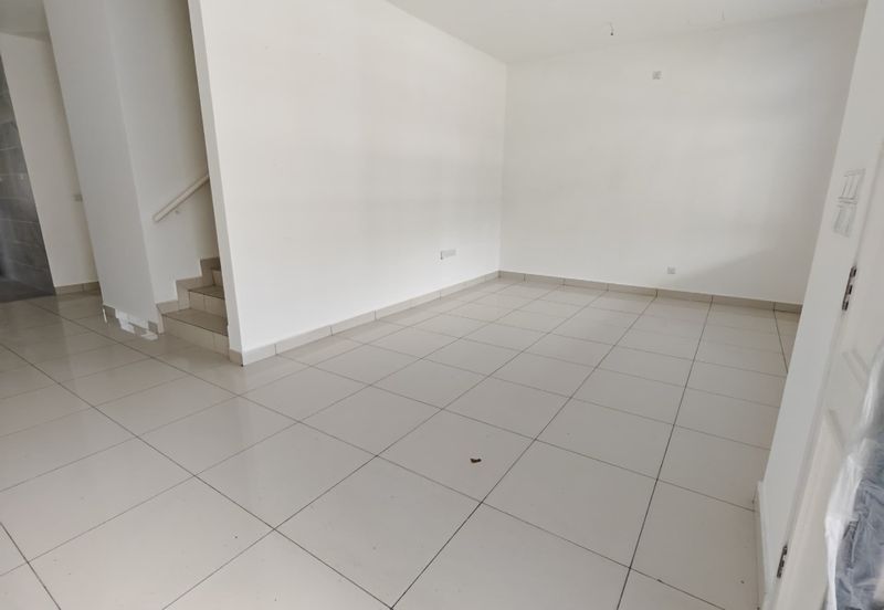 Kulai / Taman Puncak Kehijauan / Jalan Puncak Kehijauan 4 / Double Storey Terrace House / Gated & Guard / Original Brand New 