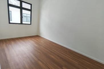 Kulai / Taman Puncak Kehijauan / Jalan Puncak Kehijauan 4 / Double Storey Terrace House / Gated & Guard / Original Brand New 