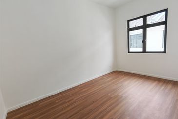 Kulai / Taman Puncak Kehijauan / Jalan Puncak Kehijauan 4 / Double Storey Terrace House / Gated & Guard / Original Brand New 