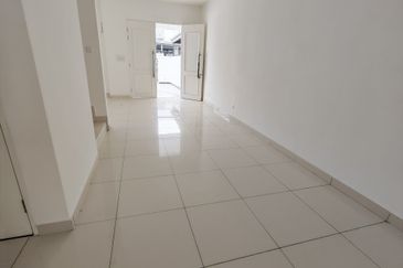 Kulai / Taman Puncak Kehijauan / Jalan Puncak Kehijauan 4 / Double Storey Terrace House / Gated & Guard / Original Brand New 