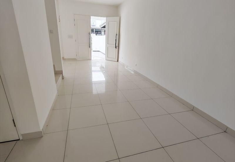 Kulai / Taman Puncak Kehijauan / Jalan Puncak Kehijauan 4 / Double Storey Terrace House / Gated & Guard / Original Brand New 