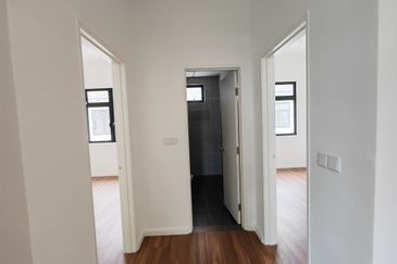 Kulai / Taman Puncak Kehijauan / Jalan Puncak Kehijauan 4 / Double Storey Terrace House / Gated & Guard / Original Brand New 