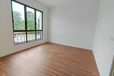 Kulai / Taman Puncak Kehijauan / Jalan Puncak Kehijauan 4 / Double Storey Terrace House / Gated & Guard / Original Brand New 