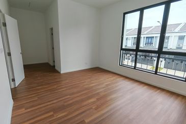 Kulai / Taman Puncak Kehijauan / Jalan Puncak Kehijauan 4 / Double Storey Terrace House / Gated & Guard / Original Brand New 