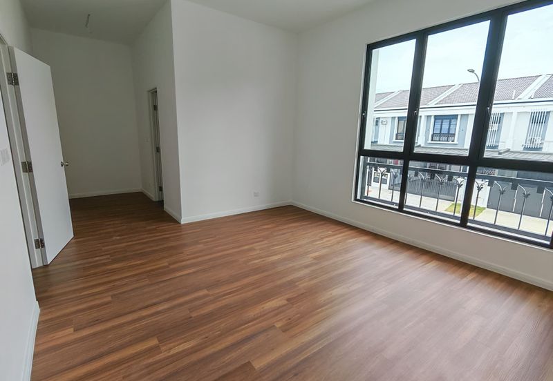 Kulai / Taman Puncak Kehijauan / Jalan Puncak Kehijauan 4 / Double Storey Terrace House / Gated & Guard / Original Brand New 