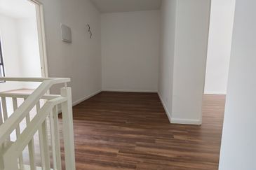 Kulai / Taman Puncak Kehijauan / Jalan Puncak Kehijauan 4 / Double Storey Terrace House / Gated & Guard / Original Brand New 