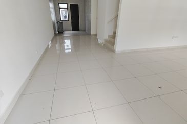 Kulai / Taman Puncak Kehijauan / Jalan Puncak Kehijauan 4 / Double Storey Terrace House / Gated & Guard / Original Brand New 