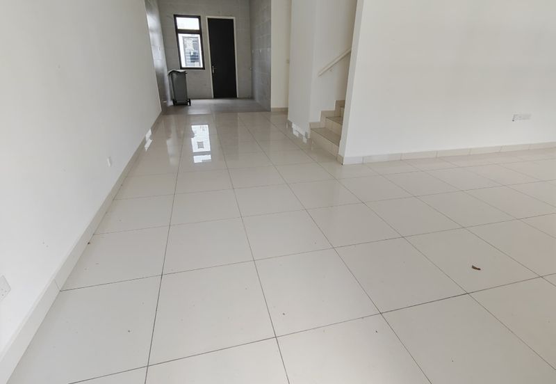 Kulai / Taman Puncak Kehijauan / Jalan Puncak Kehijauan 4 / Double Storey Terrace House / Gated & Guard / Original Brand New 