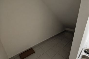 Kulai / Taman Puncak Kehijauan / Jalan Puncak Kehijauan 4 / Double Storey Terrace House / Gated & Guard / Original Brand New 