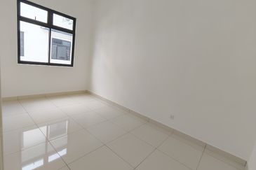 Kulai / Taman Puncak Kehijauan / Jalan Puncak Kehijauan 4 / Double Storey Terrace House / Gated & Guard / Original Brand New 