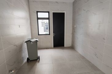 Kulai / Taman Puncak Kehijauan / Jalan Puncak Kehijauan 4 / Double Storey Terrace House / Gated & Guard / Original Brand New 