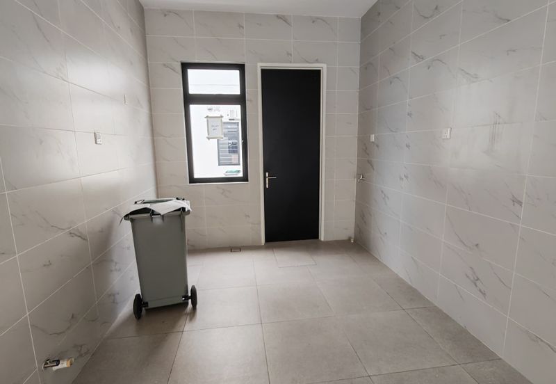 Kulai / Taman Puncak Kehijauan / Jalan Puncak Kehijauan 4 / Double Storey Terrace House / Gated & Guard / Original Brand New 