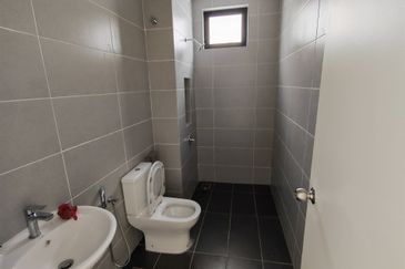 Kulai / Taman Puncak Kehijauan / Jalan Puncak Kehijauan 4 / Double Storey Terrace House / Gated & Guard / Original Brand New 