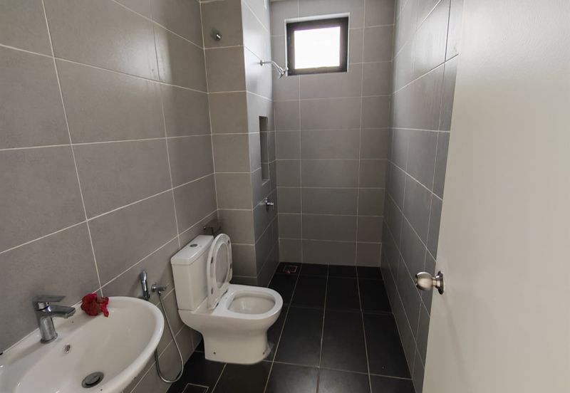 Kulai / Taman Puncak Kehijauan / Jalan Puncak Kehijauan 4 / Double Storey Terrace House / Gated & Guard / Original Brand New 