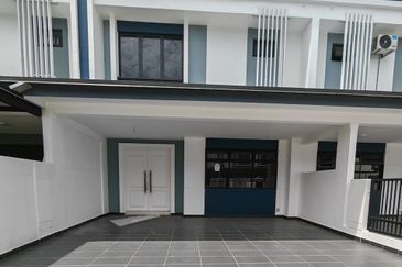 Kulai / Taman Puncak Kehijauan / Jalan Puncak Kehijauan 4 / Double Storey Terrace House / Gated & Guard / Original Brand New 