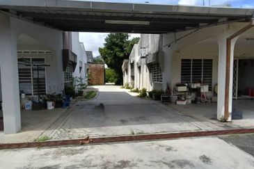 Kulai / Jalan Sekolah Cina / Single Storey bungalow 2 Unit / 靠近古来华小,两间地大10,000 sqft，环境舒适 适合大家庭居住，也适合做孤儿院，老人院等
