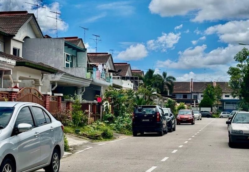 Kulai / Bandar Indahpura / Jalan Teratai / Double Storey Terrace House Original Unit 